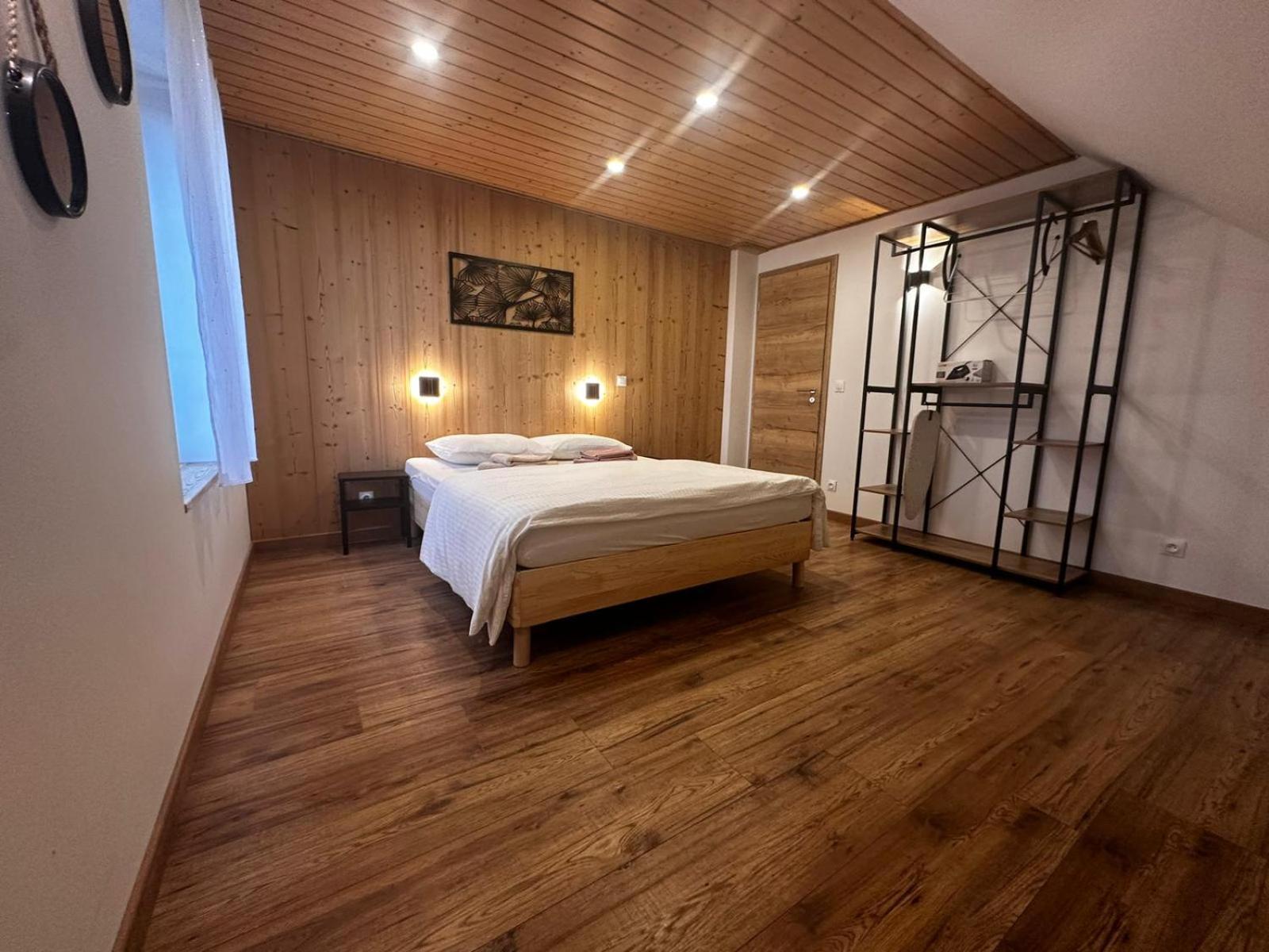Les Chalets Bambi & Jacuzzi Privatif Ла-Бресс Номер фото